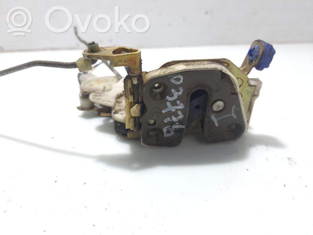Nissan Serena Priekšpusē slēdzene 