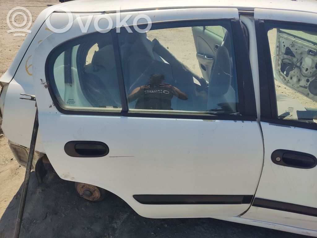 Nissan Almera N16 Puerta trasera 