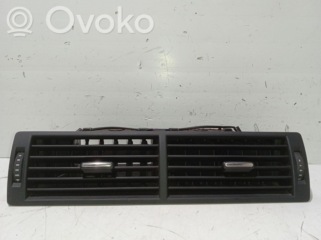 Audi A4 S4 B6 8E 8H Dysze / Kratki środkowego nawiewu deski rozdzielczej 