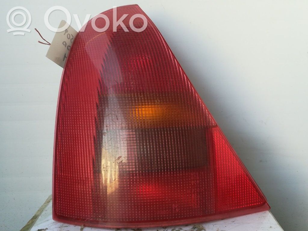 Renault Clio II Aizmugurējais lukturis virsbūvē 