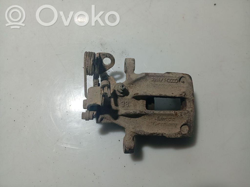 Audi A4 S4 B5 8D Jarrusatulan tyynyn pidike takana 