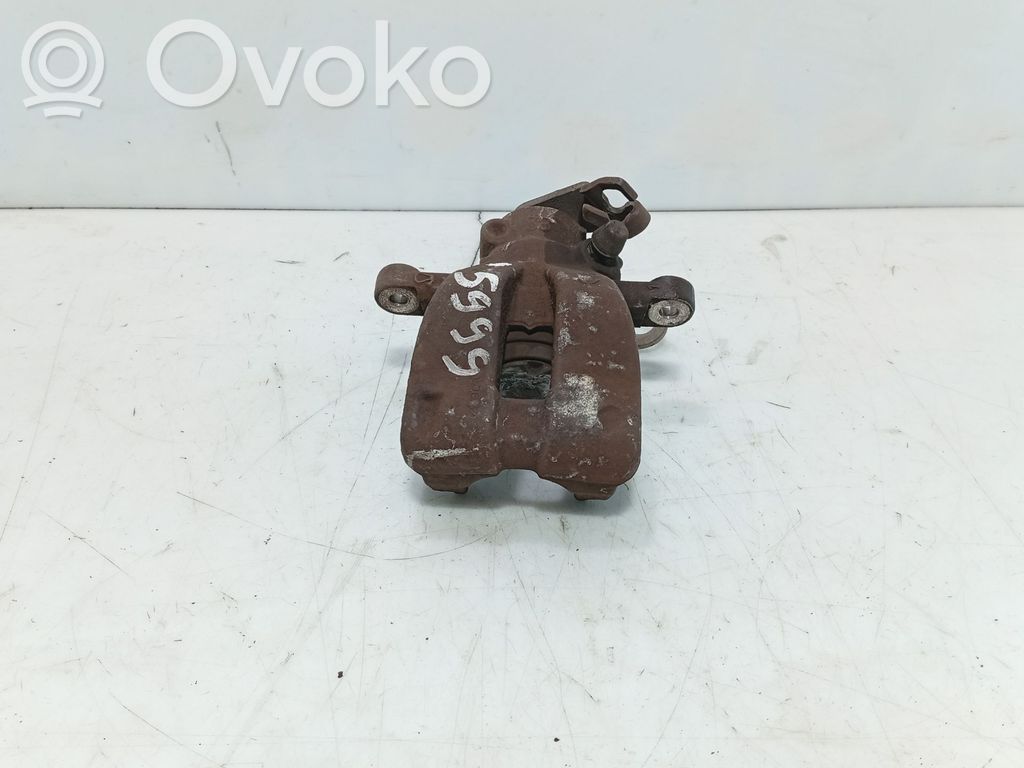 Fiat Stilo Jarrusatulan tyynyn pidike takana 