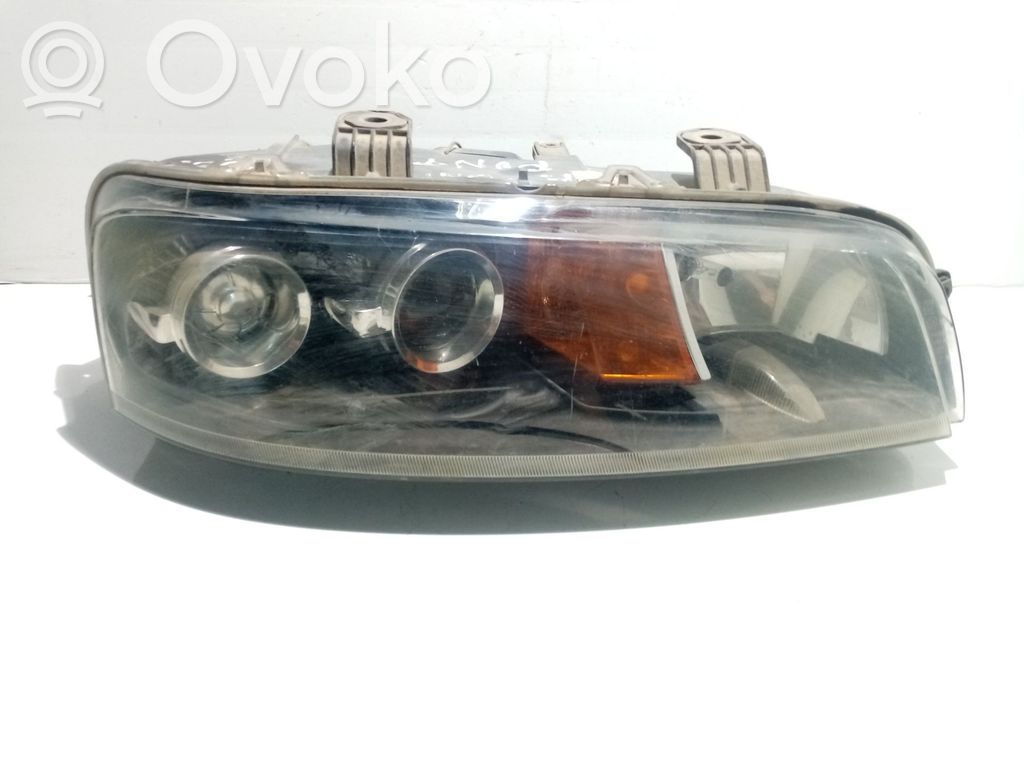 Fiat Punto (188) Lampa przednia 