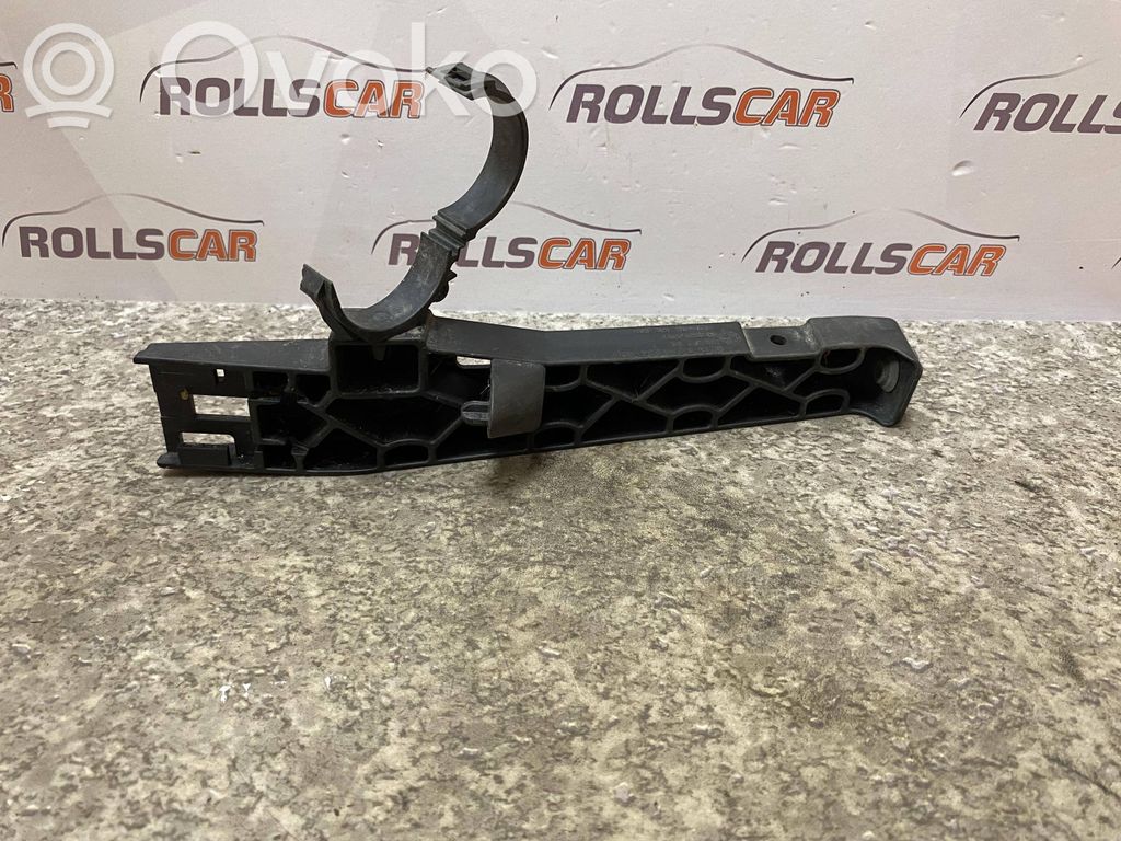 BMW 5 E60 E61 Kita variklio skyriaus detalė 