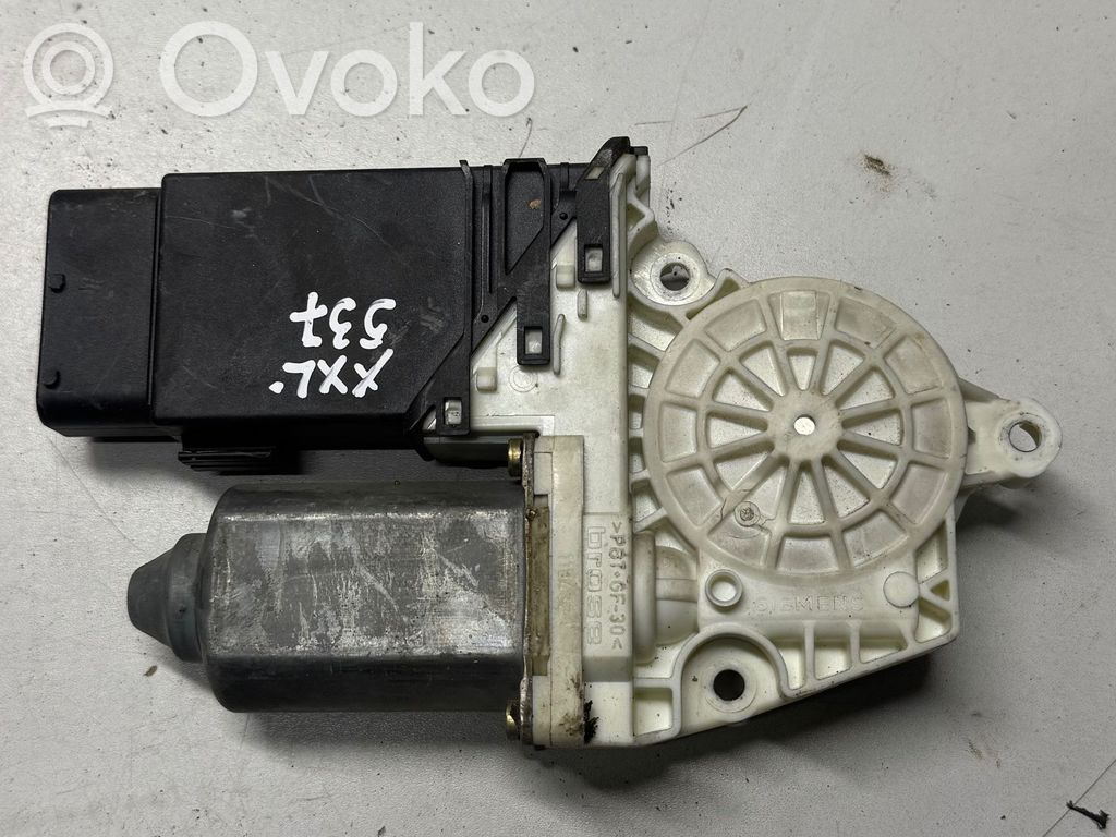 Volkswagen Golf IV Silnik regulatora szyby drzwi przednich 