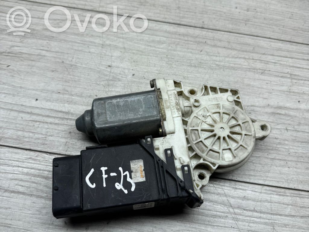 Volkswagen Golf IV Silnik regulatora szyby drzwi przednich 