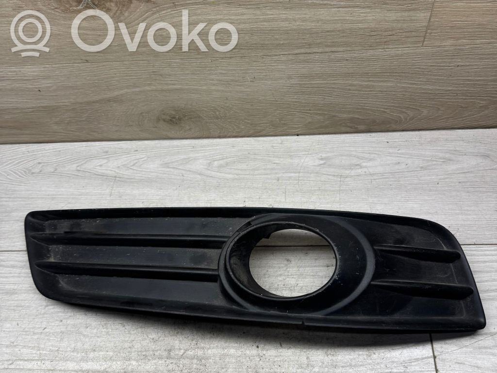 Etusumuvalon ritilä   8P0807682E