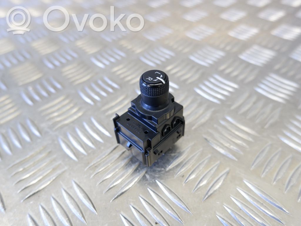 Toyota Yaris XP210 Wing mirror switch 