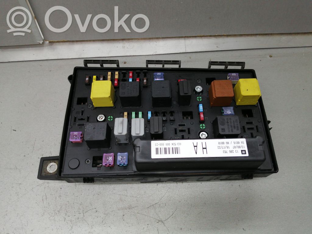 Opel Astra H Fuse module 