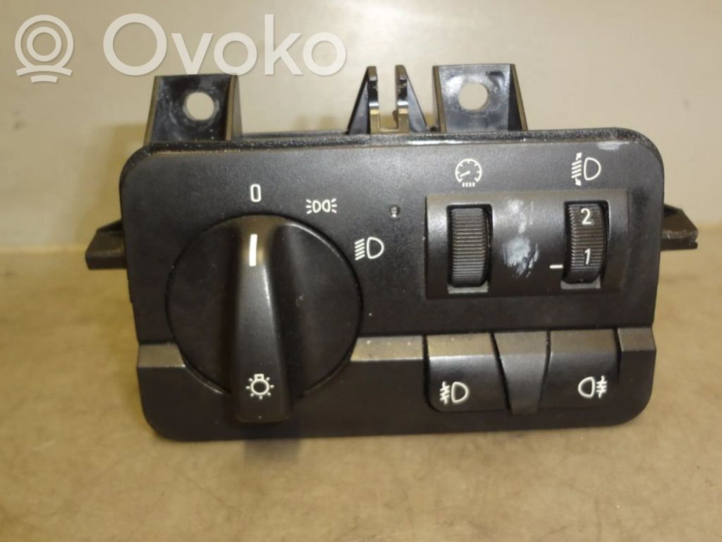 Light switch   6936832
