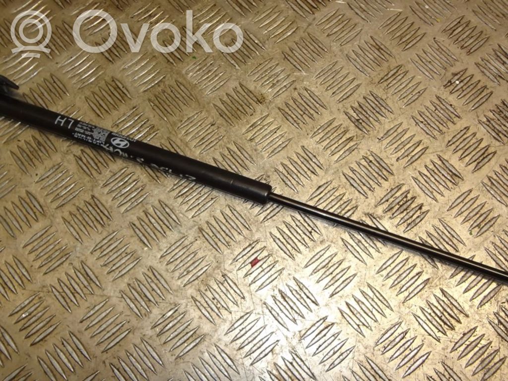 Hyundai i30 Tailgate strut 