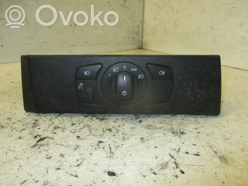 Light switch   6953735