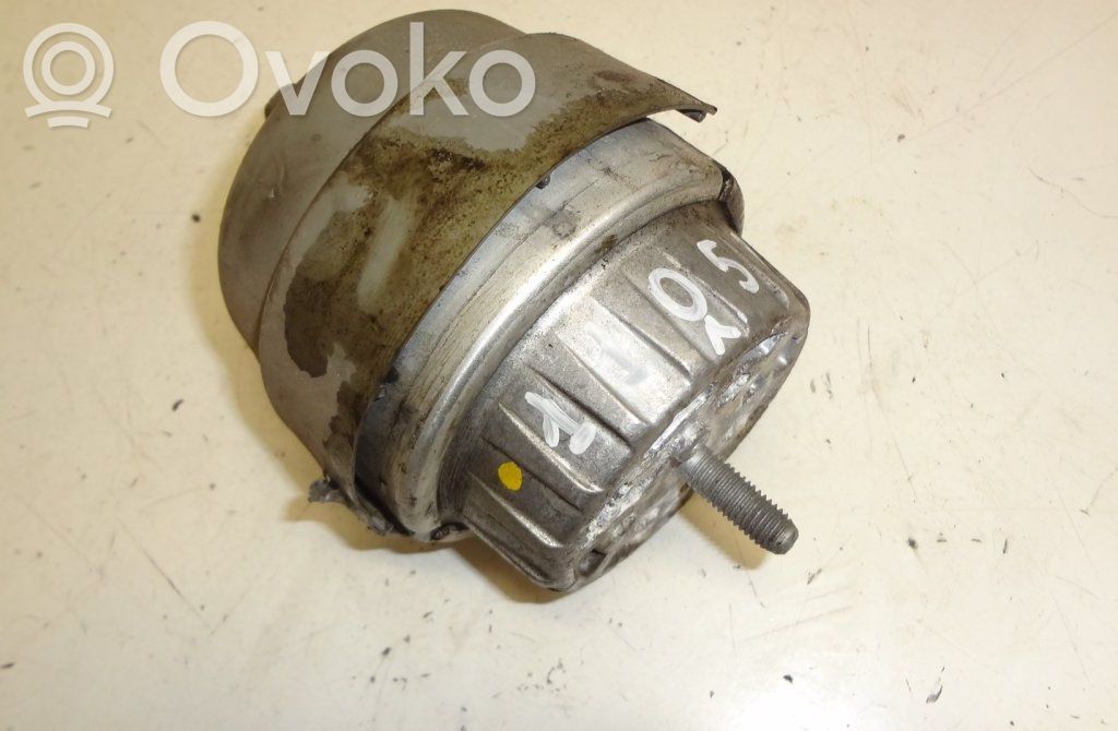 Engine mount bracket   4F0199382