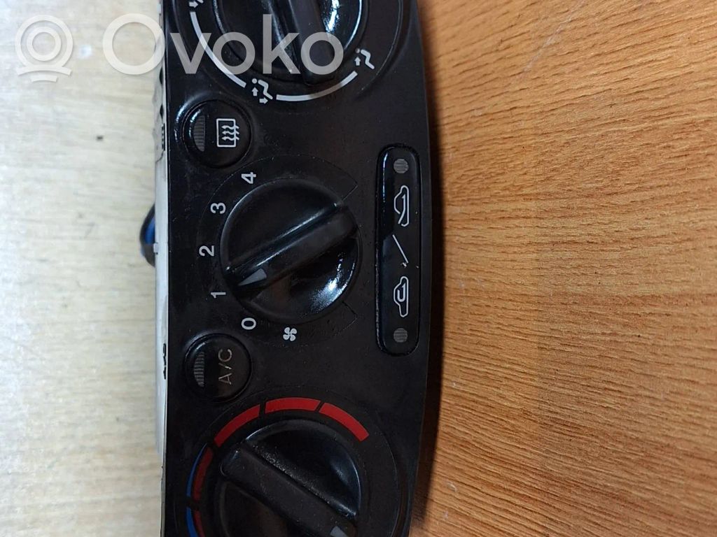 Mazda MPV II LW Climate control unit 