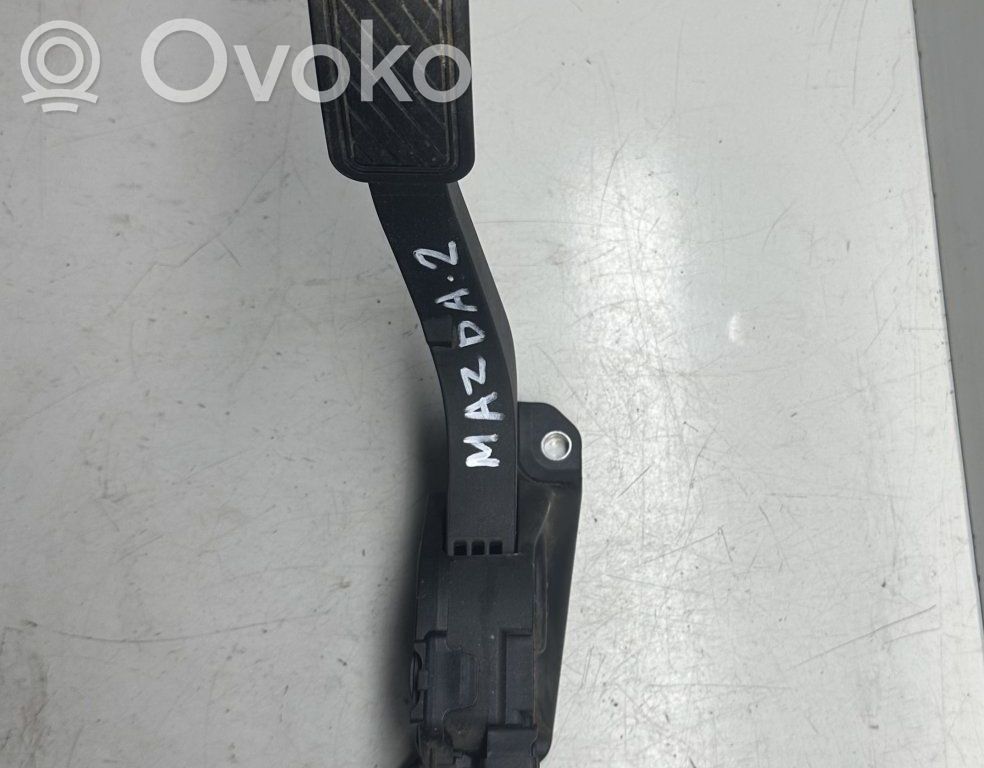 Accelerator throttle pedal