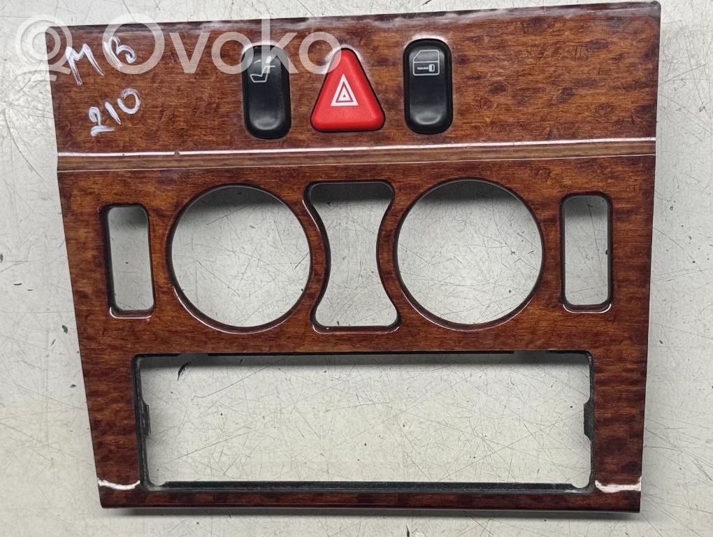 Mercedes-Benz E W210 Cadre, panneau d'unité radio / GPS 