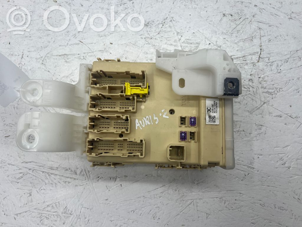 Toyota Auris E180 Saugiklių blokas 