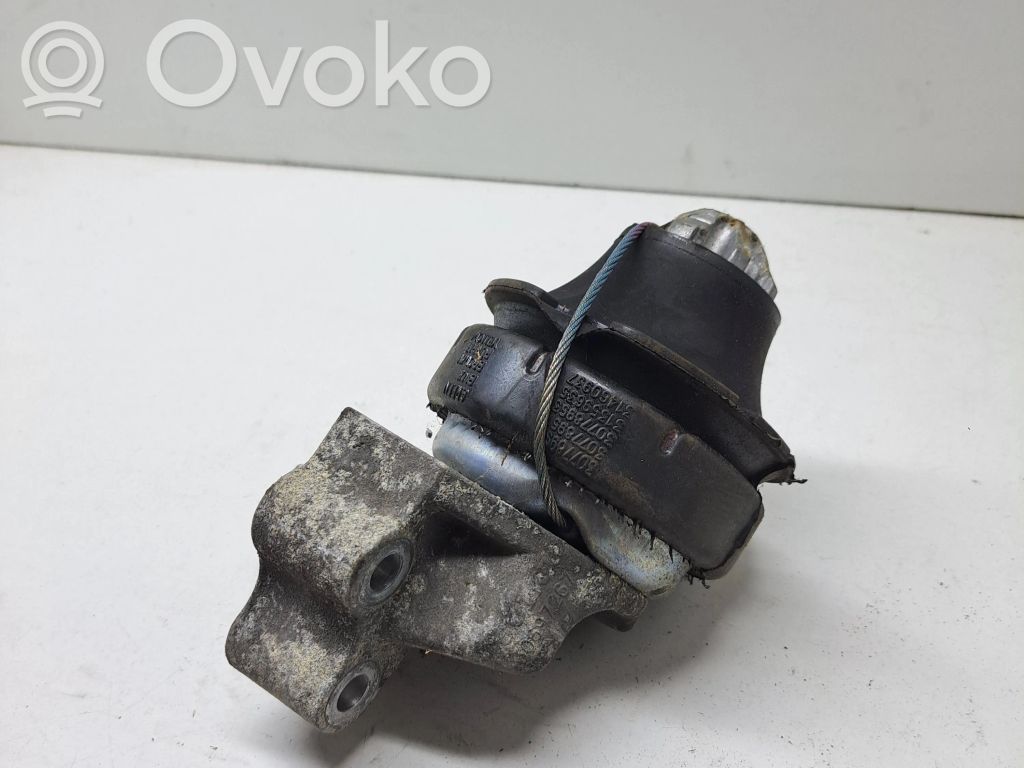 Volvo XC90 Engine mount bracket 