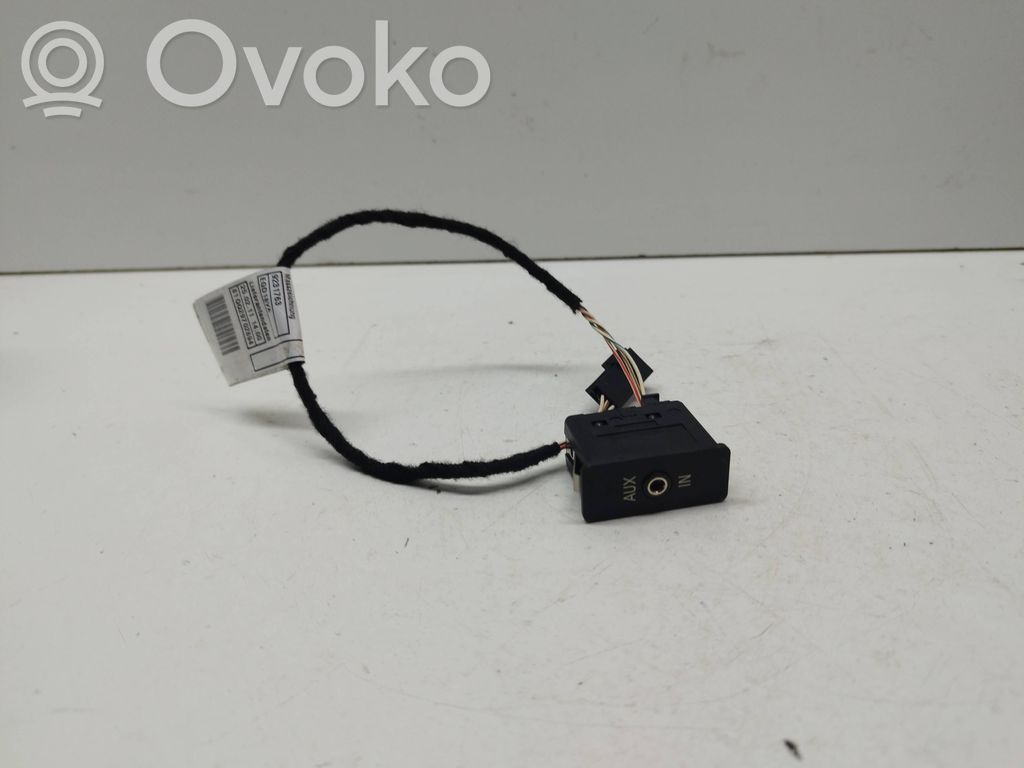 BMW 3 E90 E91 AUX in-socket connector 