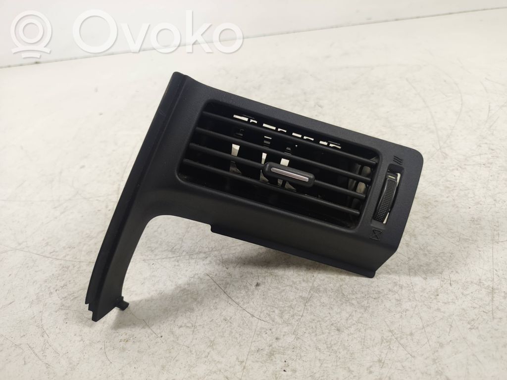 Toyota Verso Dysze / Kratki środkowego nawiewu deski rozdzielczej 