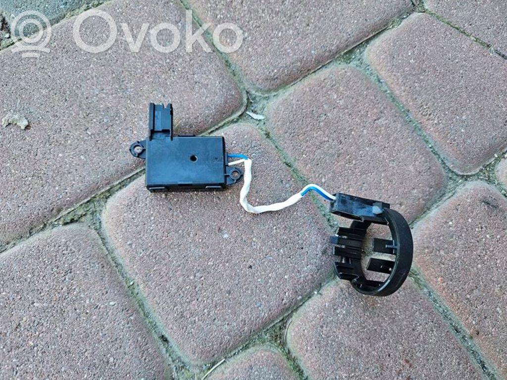 Opel Insignia B Relay mounting block 