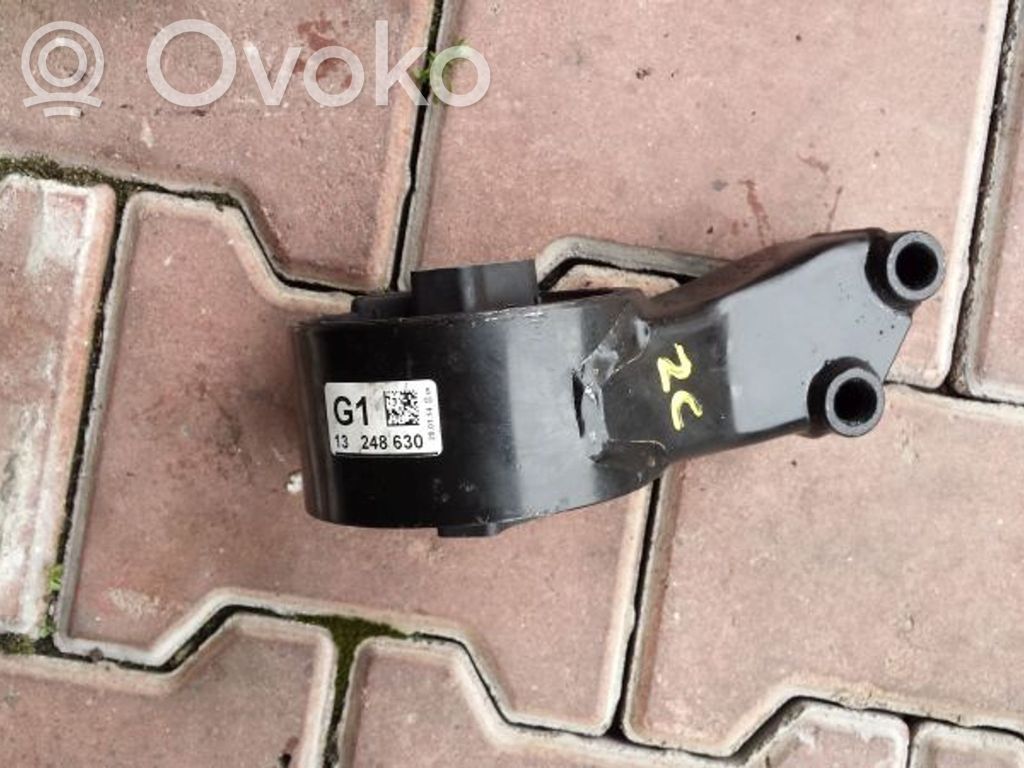 Opel Astra J Soporte de montaje del motor 