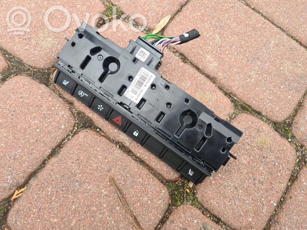 Renault Captur II Hazard light switch 