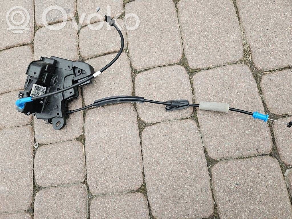 Opel Astra L Zamek drzwi przednich 