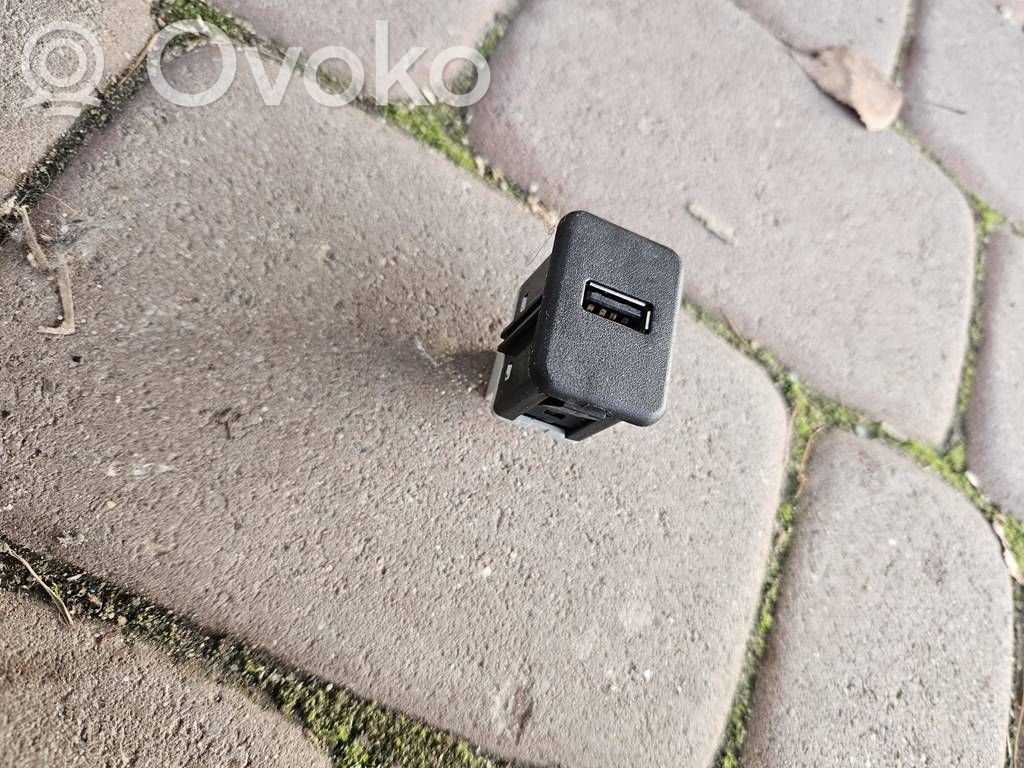 Opel Corsa E USB-Anschluss 