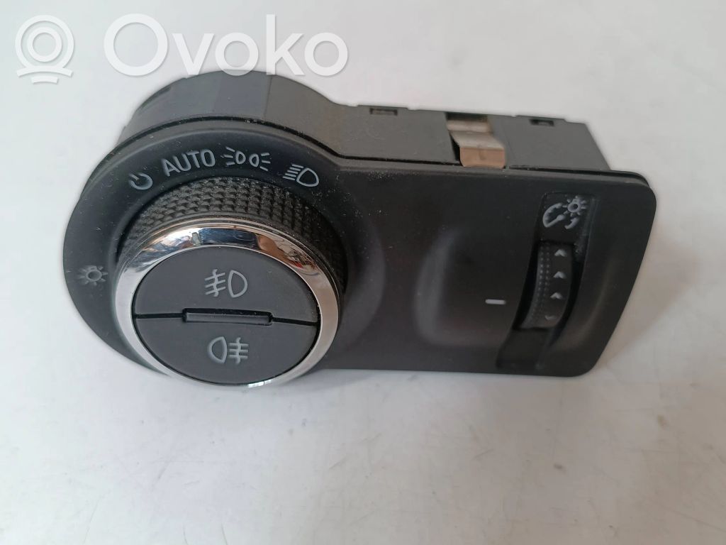 Light switch   22901659
