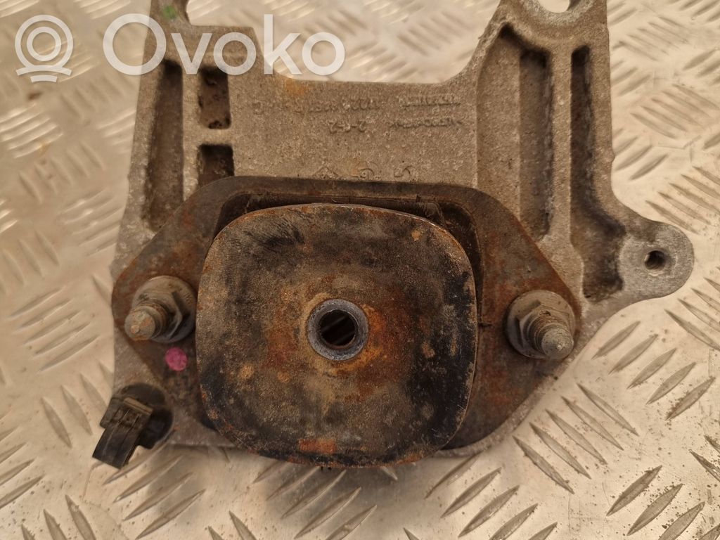Opel Vivaro Engine mount bracket 