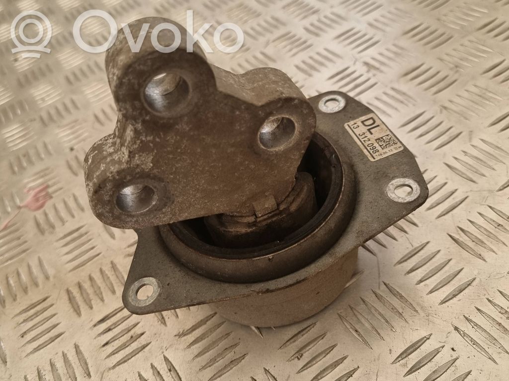 Opel Insignia A Engine mount bracket 