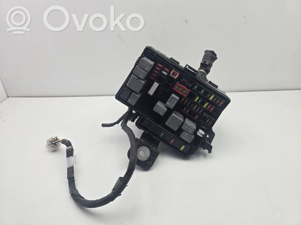 Toyota Yaris Ramka / Moduł bezpieczników 