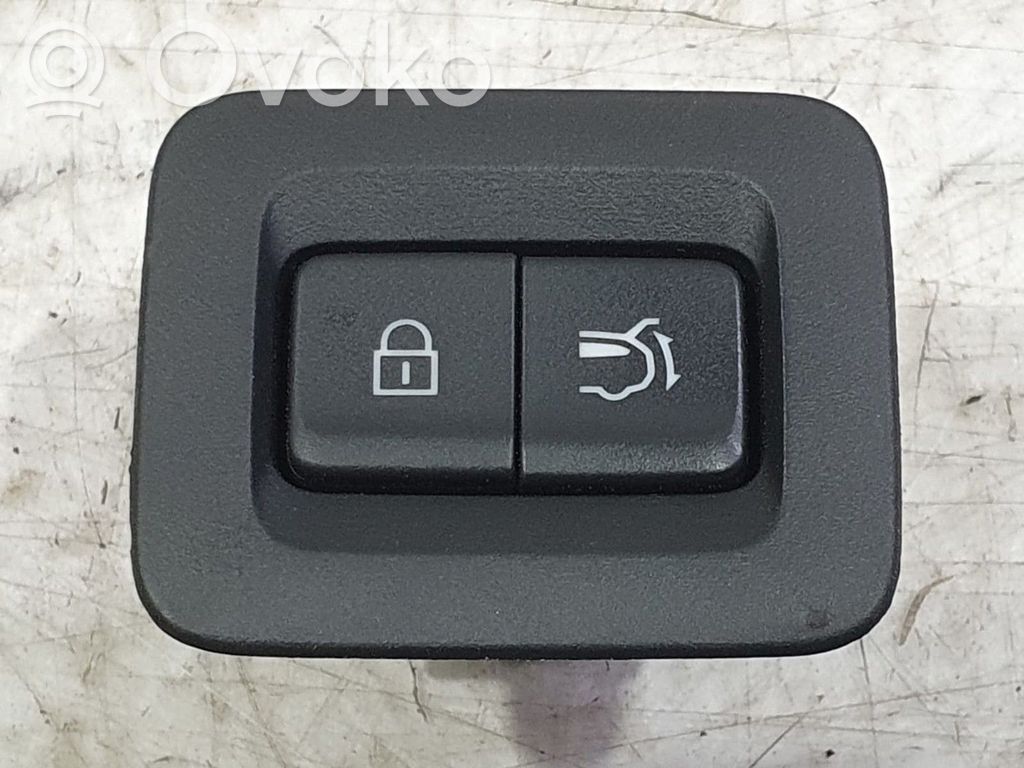 Mazda CX-30 Tailgate opening switch 