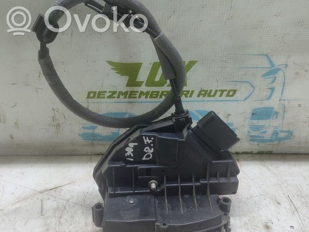Priekšpusē slēdzene   BM5AA21812BE
