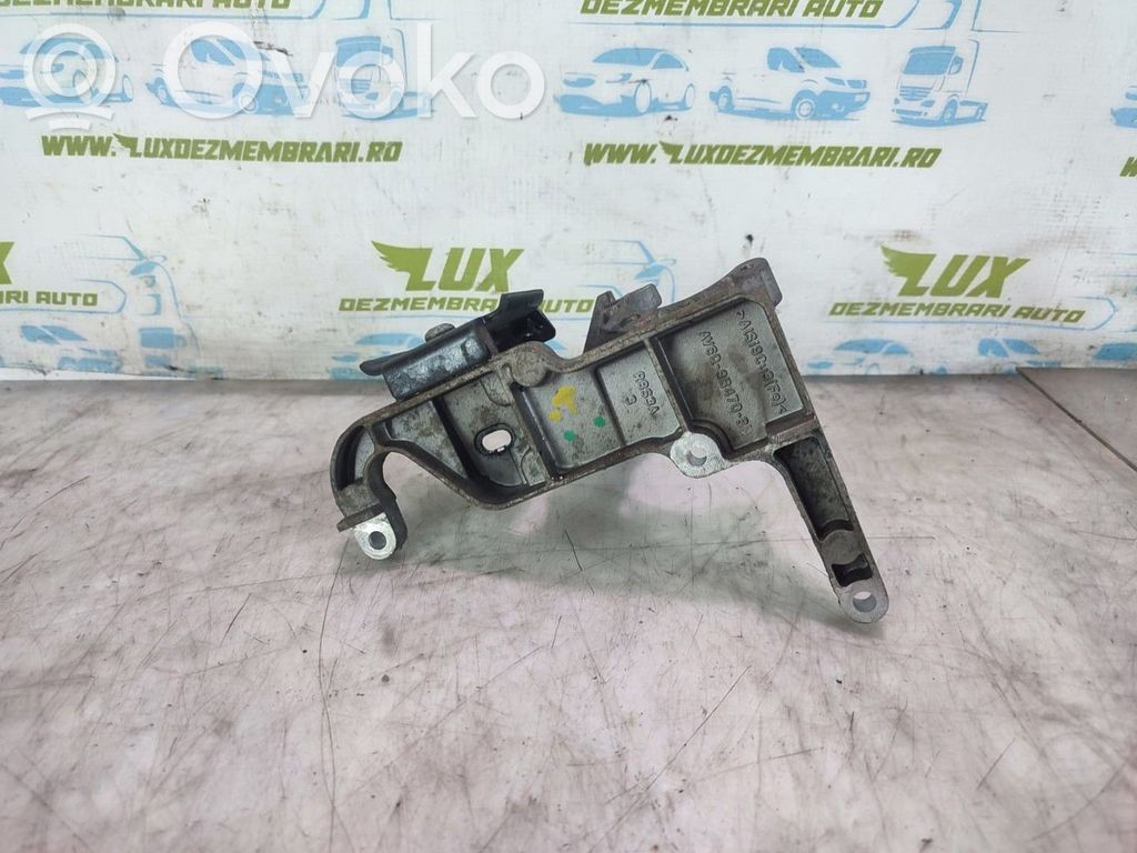 Ford Focus Engine mounting bracket 