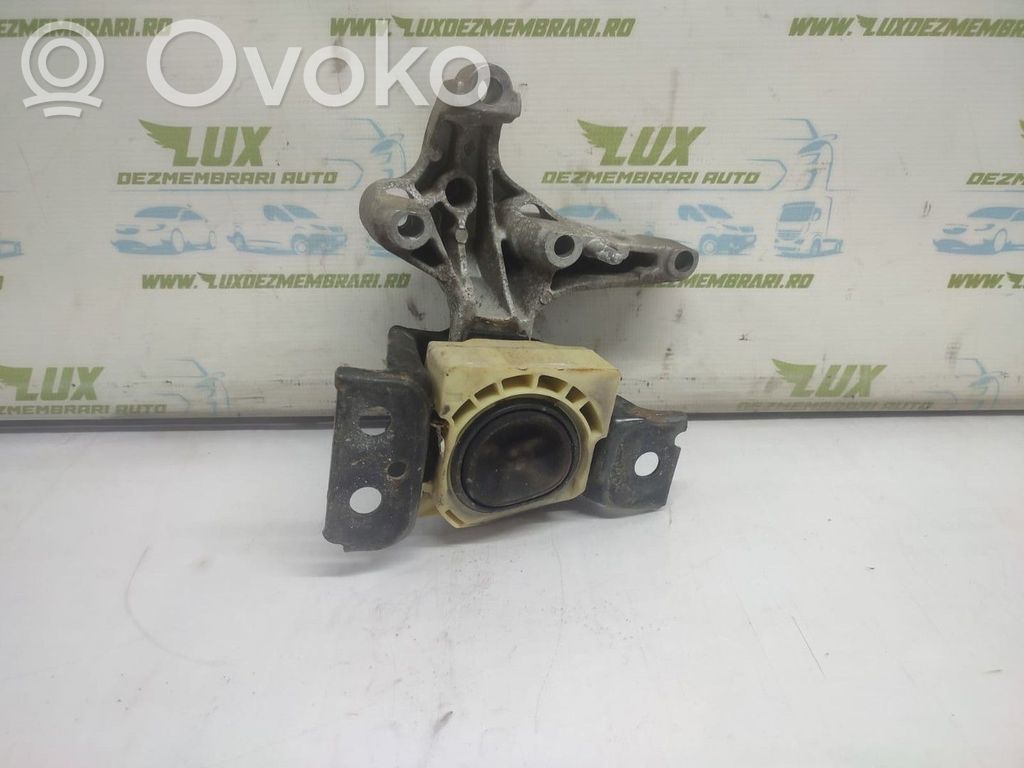 Dacia Duster Engine mounting bracket 