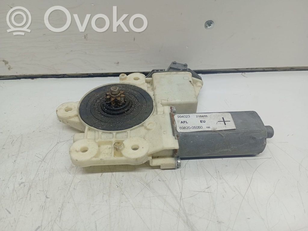 Toyota Avensis T250 Motorino alzacristalli della portiera anteriore 