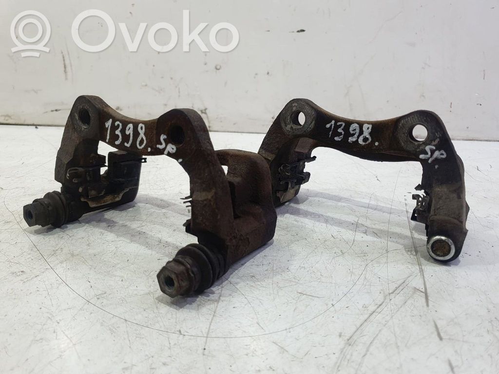Renault Megane III Supporto della pinza del freno anteriore 