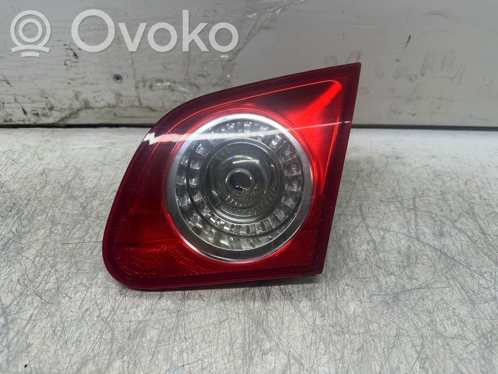 Volkswagen PASSAT B6 Lampă spate în capacul portbagajului 