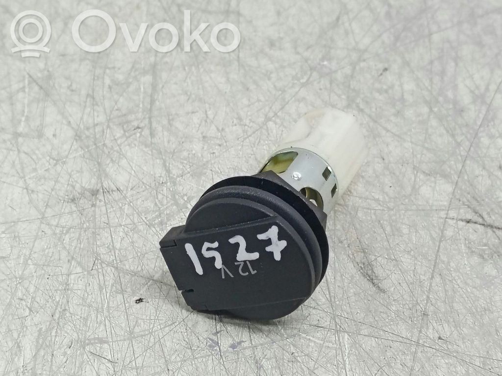 Volkswagen PASSAT CC Enchufe de 12V (delantero) 