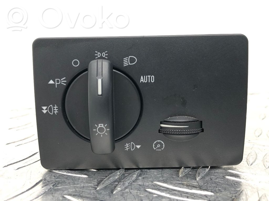 Lukturu slēdzis   4M5T13A024JA