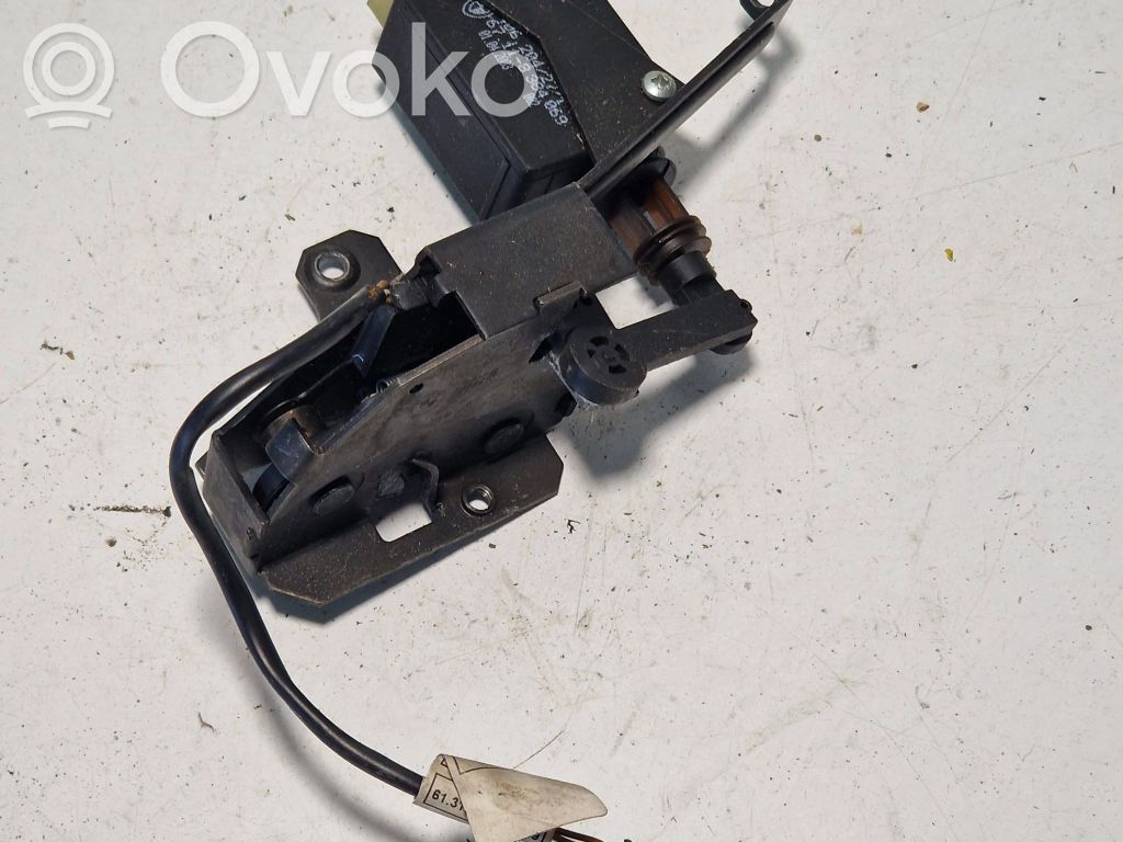 Aizmugurējā pārsega slēdzene   8238469,5124