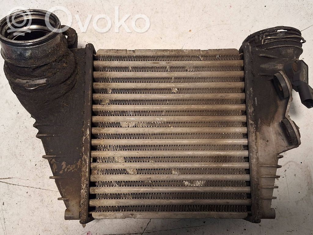 Volkswagen Golf IV Chłodnica powietrza doładowującego / Intercooler 