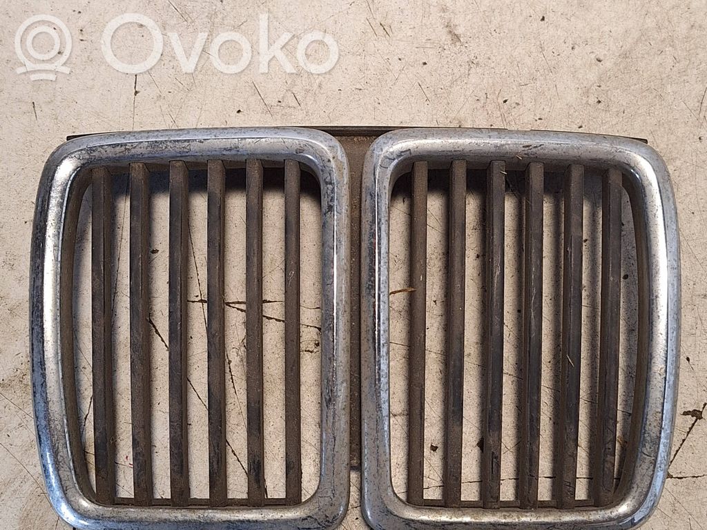 BMW 3 E30 Grotelės priekinės 