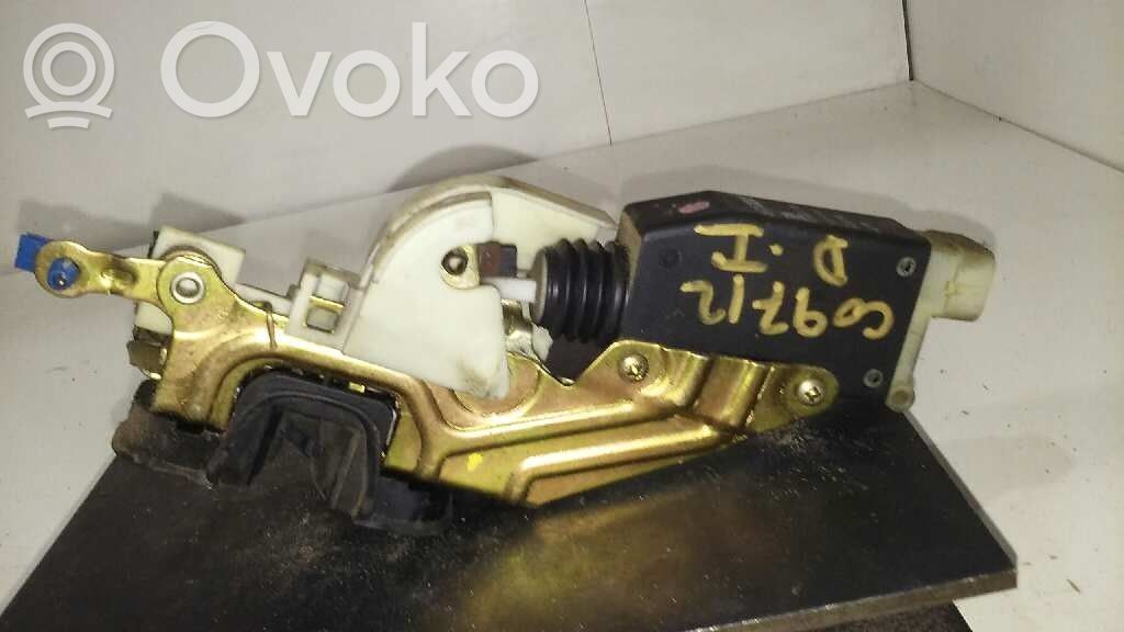Opel Corsa B Priekšpusē slēdzene 