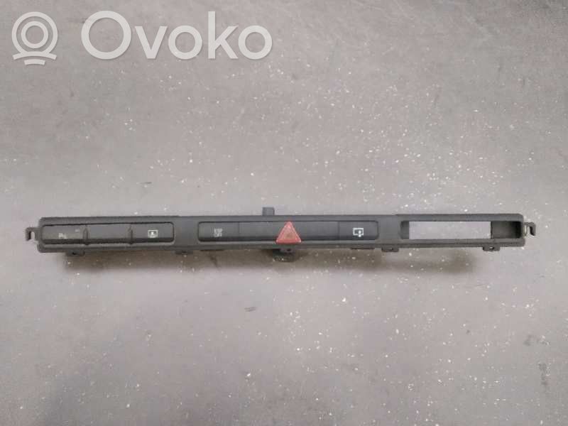 Audi A8 S8 D3 4E Hätävilkkujen kytkin 