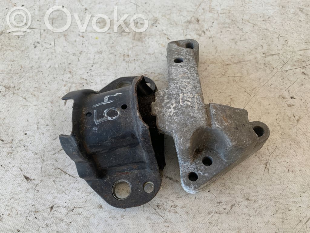 Renault Clio II Engine mount bracket 