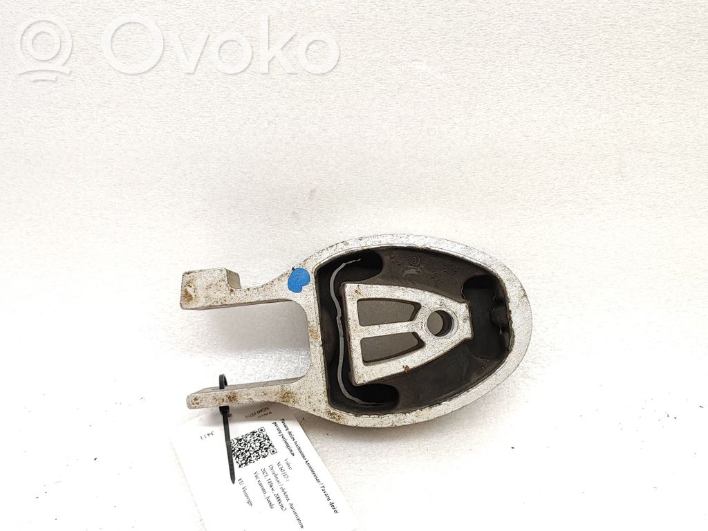 Volvo XC60 Engine mount bracket 