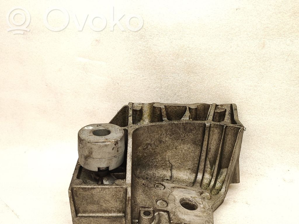 Volvo S80 Engine mounting bracket 